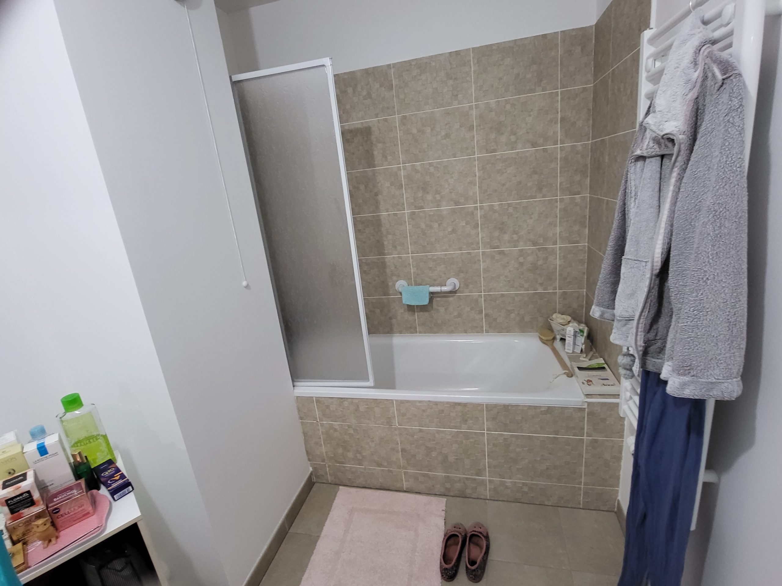 Salle de bain avec carrelage beige
