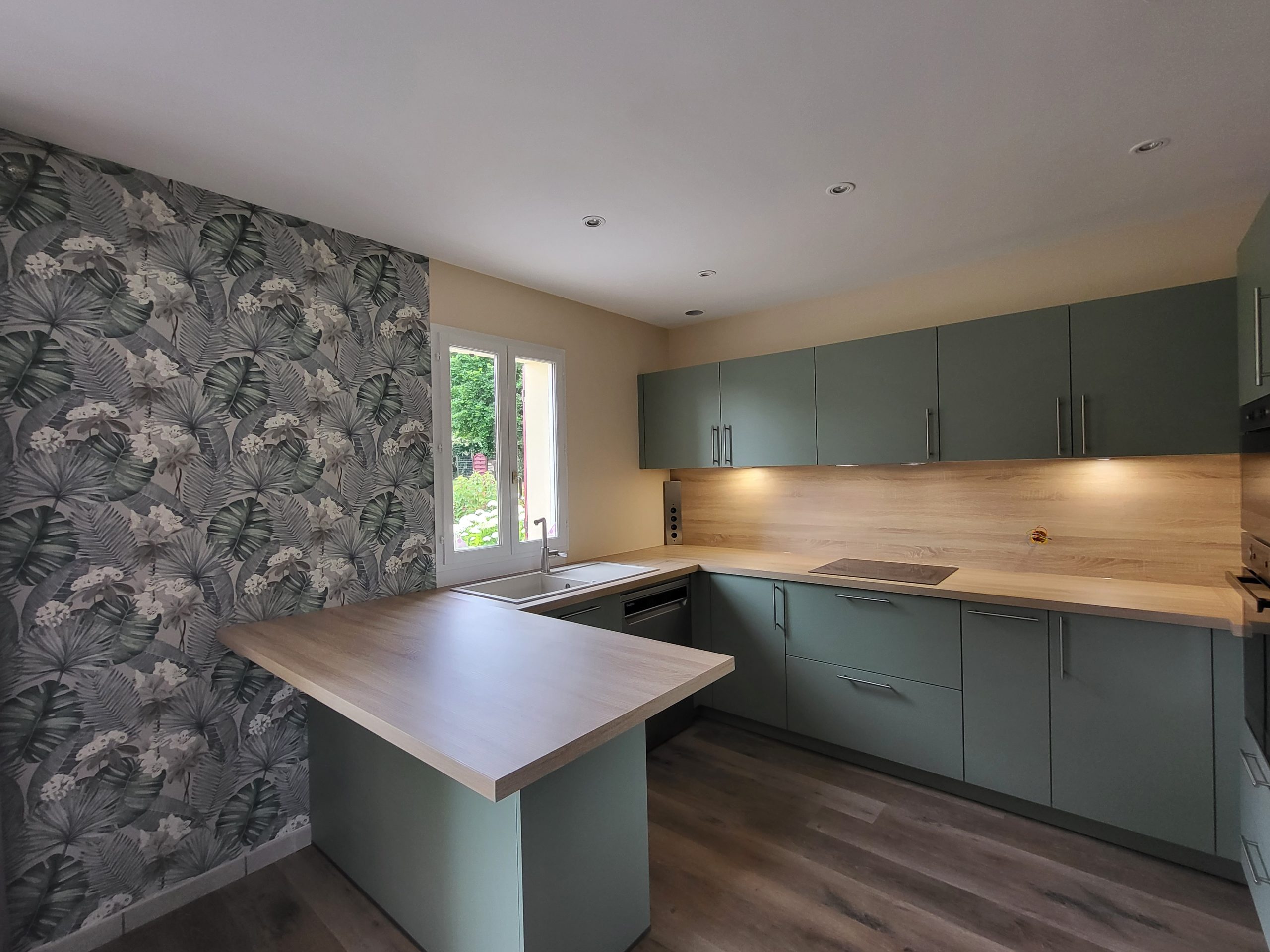 cuisine en U couleur vert sauge, plans imitation chêne agencement cuisine équipée complète sur mesure en U portes couleur vert sauge plan de travail imitation chêne