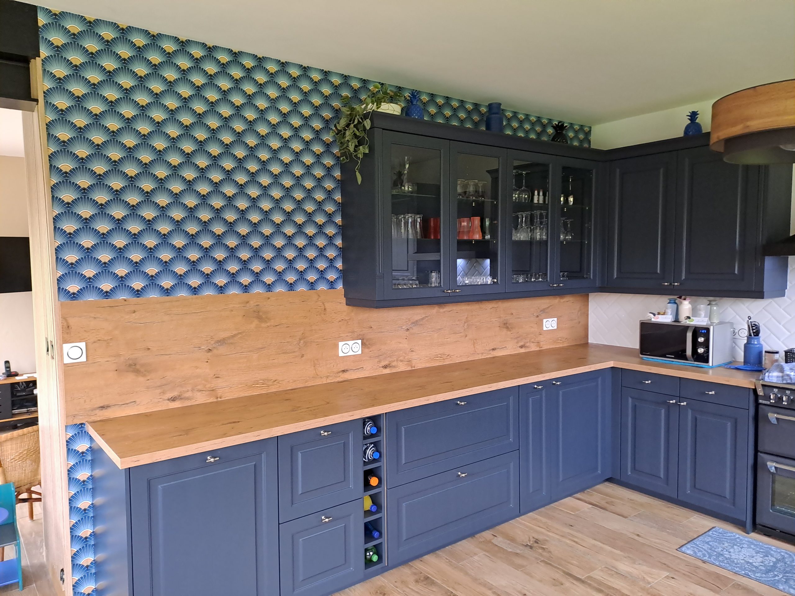 cuisine aménagée de couleur bleu, plan de travail en bois